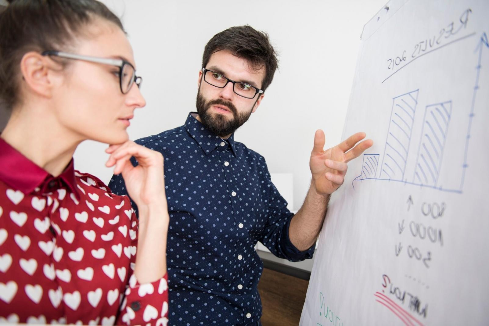 Espacio de trabajo colaborativo en arviontheris con profesionales desarrollando análisis financieros